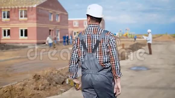 施工现场现场男建筑工人走向建筑师视频的预览图