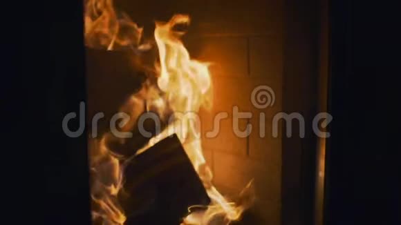 缓慢的运动明亮的火焰从燃烧在壁炉里的原木跳跃视频的预览图