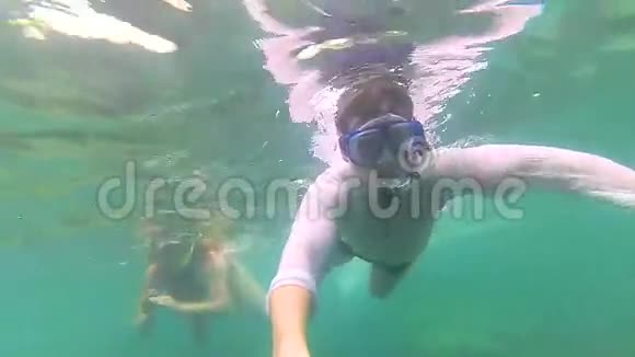 带着婴儿潜水面具的家伙菲律宾泰国视频的预览图