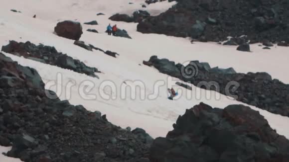 登山滑雪板的极限骑手视频的预览图