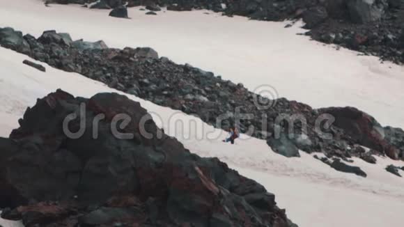 乘坐滑雪板登山的极限骑手视频的预览图