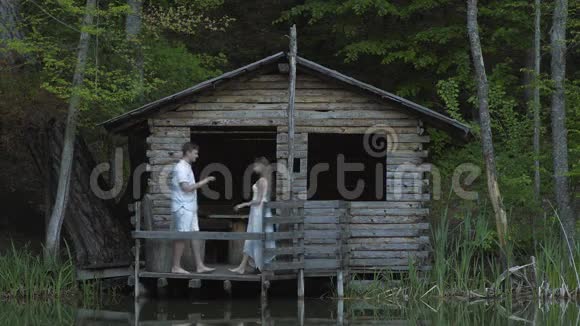 幸福的情侣拥抱在湖边视频的预览图