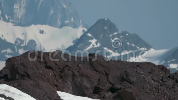 橙色金属桶旅游避难所山峰风景如画视频的预览图