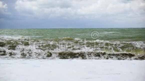 一股巨浪翻滚在鹅卵石滩上视频的预览图