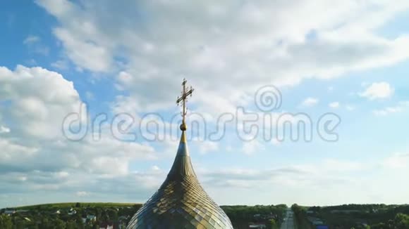 俄罗斯小镇寺庙的鸟瞰图视频的预览图