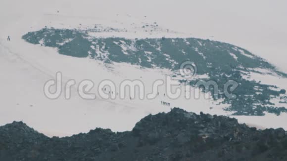 徒步旅行的游客在雪山山坡上视频的预览图