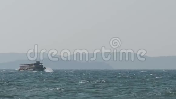 渡船与游客航行在海上风暴波泰国芭堤雅视频的预览图
