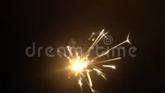 在黑暗的新年里燃烧火花视频的预览图
