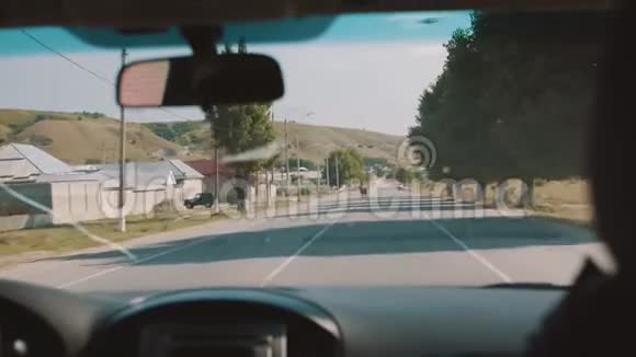 汽车穿过山村奶牛站在路中间视频的预览图