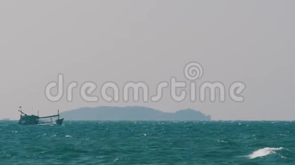 渔船在海上的风暴浪潮中航行泰国芭堤雅视频的预览图