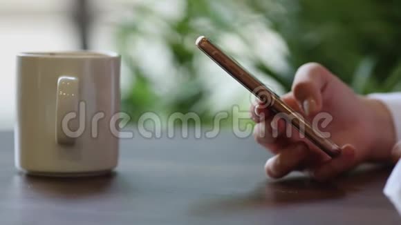 在咖啡时间用手机闭上女人的手视频的预览图