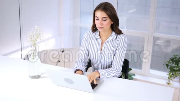 在办公室忙着用笔记本电脑的女人视频的预览图