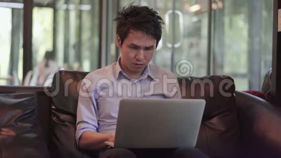 压力很大的男人在咖啡馆用笔记本电脑视频的预览图