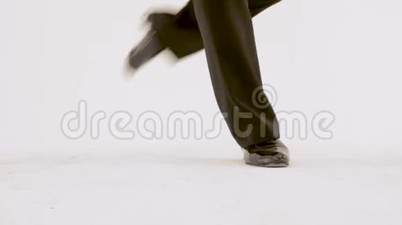 芭蕾舞男腿特写身着黑色西装的舞者在白色背景上表演复古舞他动作优美视频的预览图