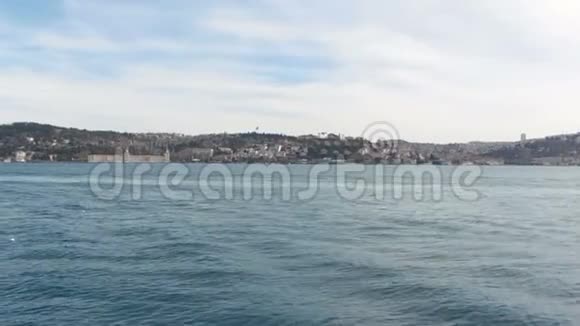 壮丽的海景美丽的池塘博斯普鲁斯海峡伊斯坦布尔土耳其跟踪射击视频的预览图