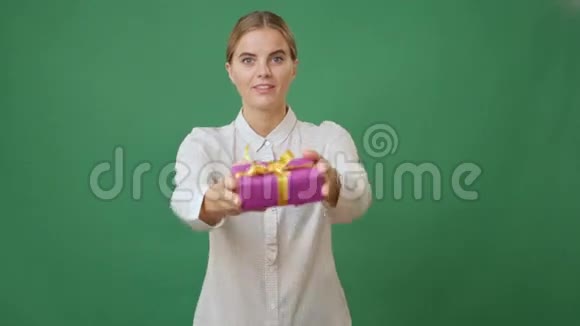 女人拿着礼物视频的预览图