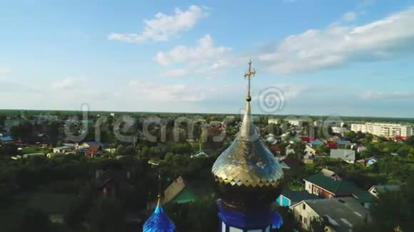 俄罗斯小镇寺庙的鸟瞰图视频的预览图
