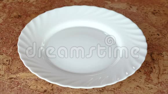 饺子用开槽勺子放在盘子上视频的预览图