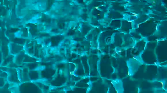 蓝色清水在水池中荡漾完整抽象造型详细背景视频的预览图
