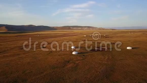 蒙古草原游牧民族的鸟瞰图视频的预览图