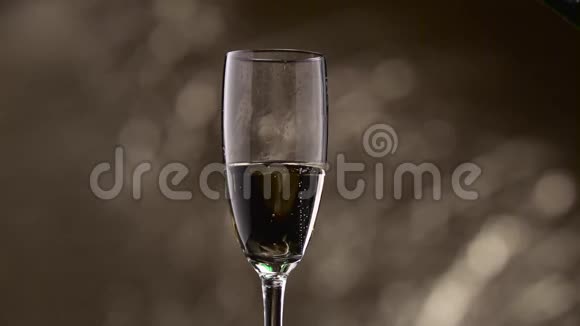 半空杯中装满香槟绿瓶博克背景视频的预览图