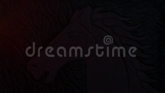红马在火光中雕刻视频的预览图