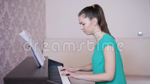 学弹钢琴的年轻女子视频的预览图