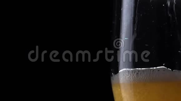 从薄荷中喷出啤酒泡沫的特写镜头视频的预览图