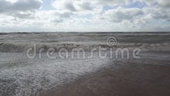 风暴波缓慢地离开海岸视频的预览图