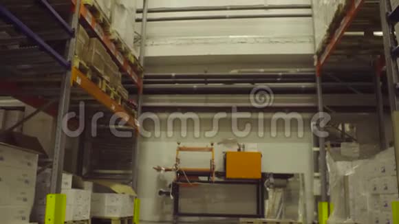 存放仓库内有纸板箱的货架视频的预览图