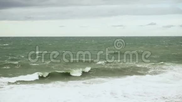 暴风雨波浪卷向岸边从上面看视频的预览图