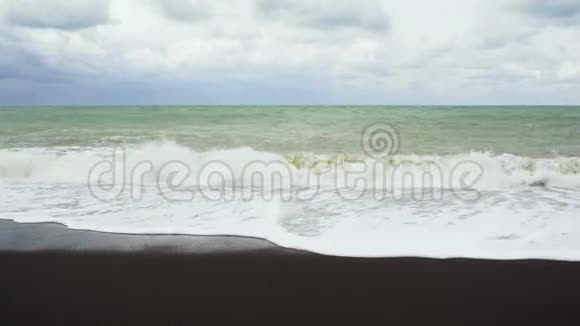 波涛汹涌的大海在岸边崩塌视频的预览图