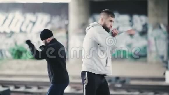 年轻人在街上打拳击视频的预览图