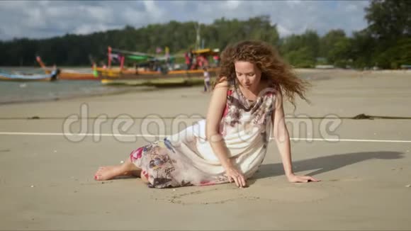 快乐的女人在沙滩上休息视频的预览图