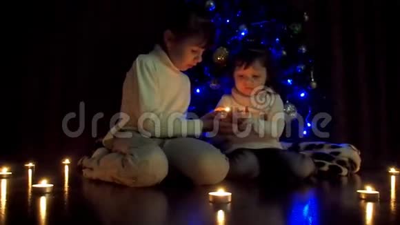 带着圣诞蜡烛的孩子视频的预览图