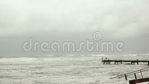 暴风雨中的老码头和风力机视频的预览图