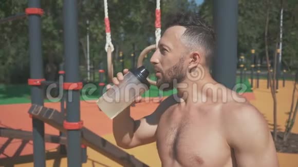健身男子饮水在公园锻炼后视频的预览图