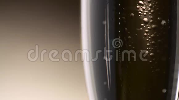 二氧化碳的气泡在香槟杯中蒸发关门视频的预览图