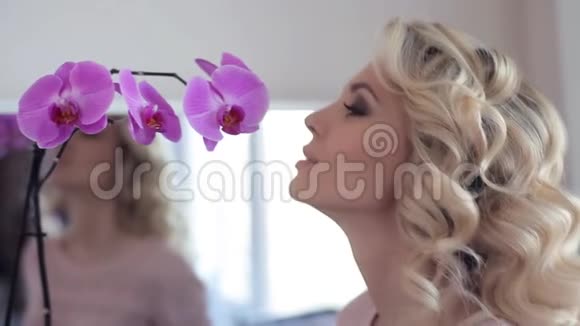 美丽的女孩嗅着花视频的预览图