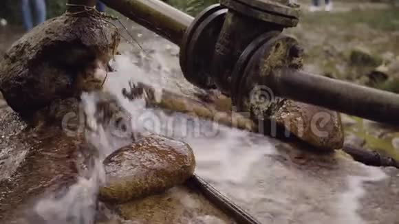从生锈的金属管道上溅出的水视频的预览图