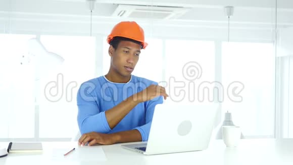非裔美国工程师思考和工作笔记本电脑视频的预览图