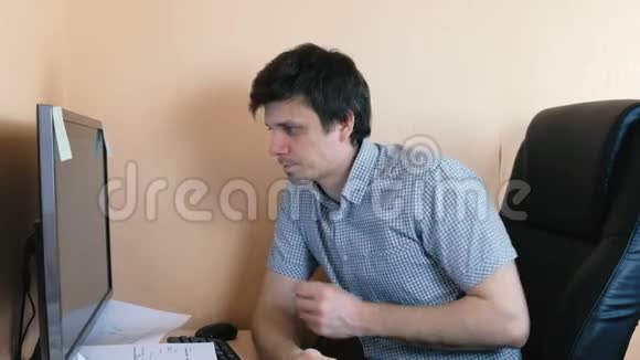 年轻人在电脑前工作视频的预览图