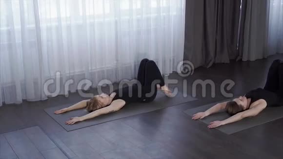 瑜伽大师们展示了一套复杂的瑜伽练习视频的预览图