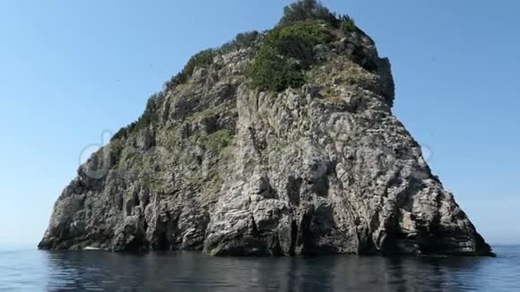 在希腊科孚岛的VrachonisidaKolyviri岛上驾驶一艘船海鸟和沉积岩悬崖殖民地视频的预览图