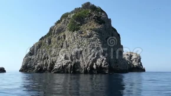在希腊科孚岛的VrachonisidaKolyviri岛上驾驶一艘船海鸟和沉积岩悬崖殖民地视频的预览图