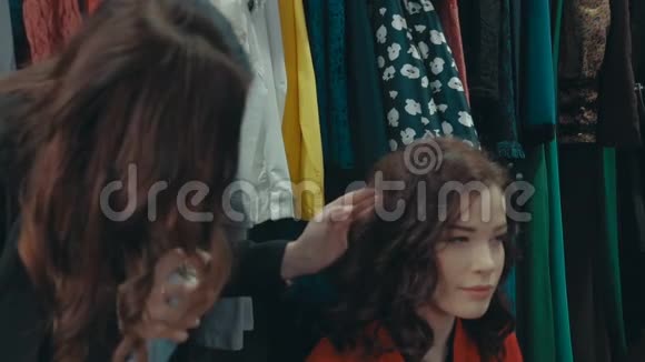 女孩用头发给女朋友做发型视频的预览图
