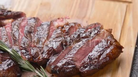 烹饪理念木制餐盘上烤好的牛肉侧排视频的预览图