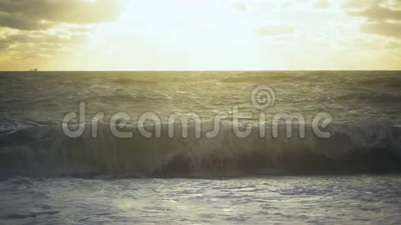 太阳光照亮了海岸波慢运动视频的预览图