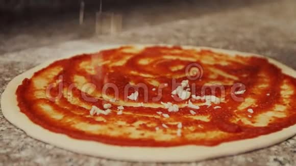 厨师铺番茄酱披萨面团视频的预览图
