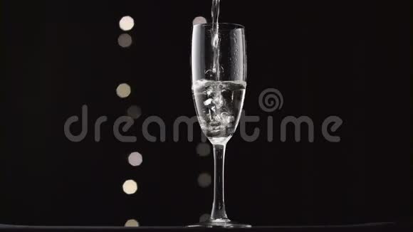 半杯空香槟灌满了酒沿博克闪烁的黑色背景视频的预览图